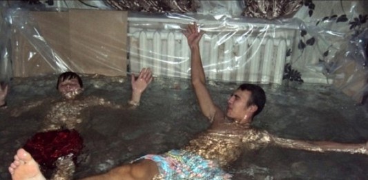 Мужчина дерет в вагину грудастую дамочку возле окна и в ванне с водой