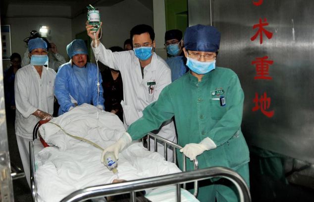 Chinese son donates kidney