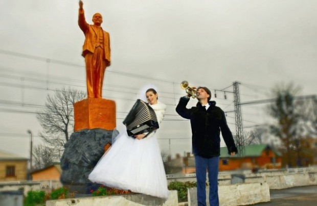 Statue Wedding Photo