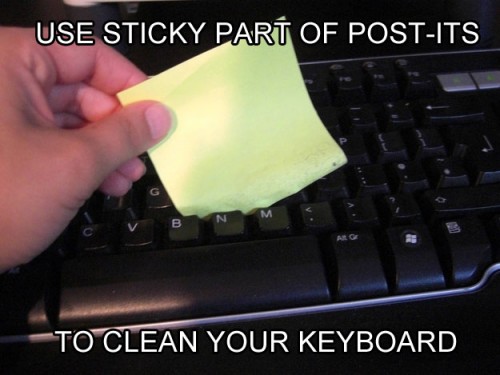 sticky-notes-to-clean-your-keyboard-lifehack